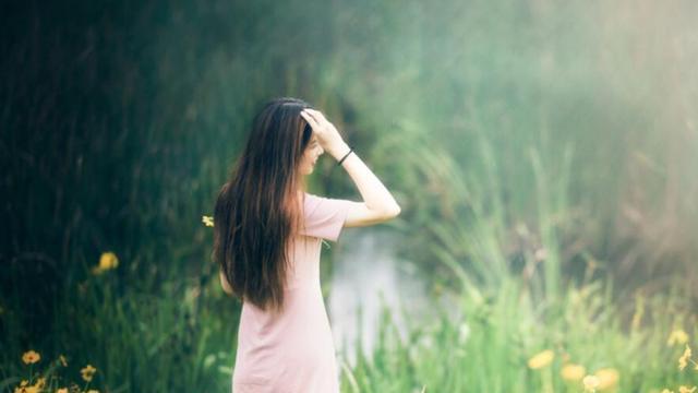女人分手后有了新欢的表现（探究女人在恋爱中的心理变化及表现）
