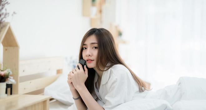 长期分居后女人出轨的表现（分居、孤独、渴望爱情、婚外情、自我放纵）