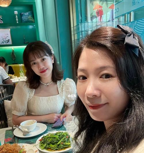如何应对女生带闺蜜约会？（保持耐心和绅士风度，营造愉快的氛围）