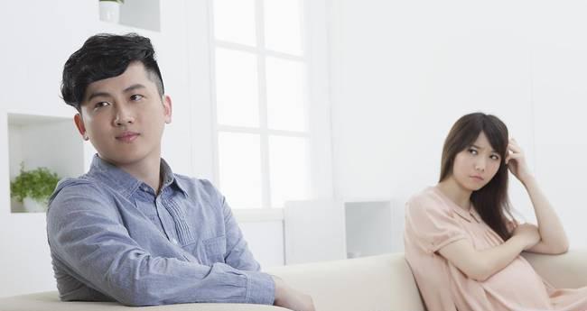 如何化解夫妻吵架，重修夫妻感情？（有效的沟通是关键，破冰的一步是道歉）