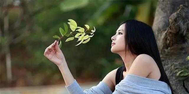婚后女人必备的5个保持魅力的心态（从心态出发，散发自信与美丽）
