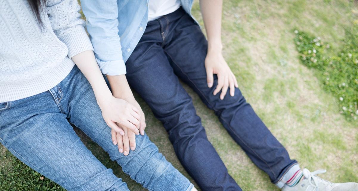 第一次约会牵手？教你如何迈出第一步（牵手，还是不牵手？第一次约会的热门话题）