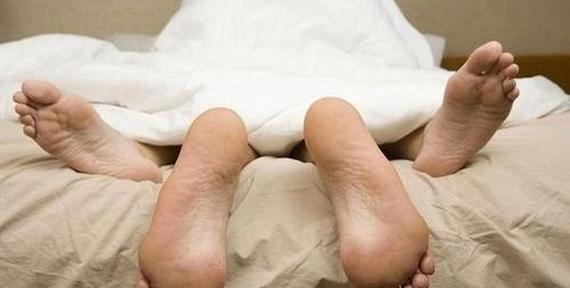 男人发现妻子出轨后的反应（情感背叛引发的心理变化和应对方式）