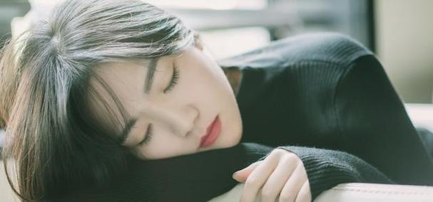 女人为何难以忘记旧情人？（情感纠葛、未了情愫、心理依赖……女性难以释怀的原因分析）
