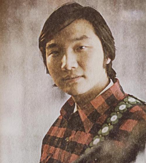 选择真爱，还是怀念过去？（探讨现男友与前男友的优劣势，权衡爱情的价值）