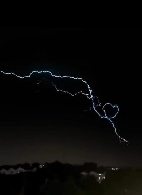 揭秘大雨梦的预示意义，探究梦境世界的奥秘。（揭秘大雨梦的预示意义，探究梦境世界的奥秘。）