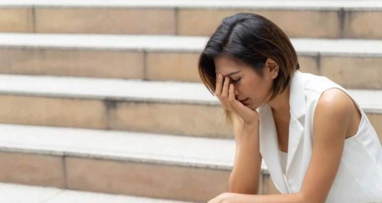 情感危机（插足、背叛、痛苦、抉择、重建）